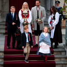 Kronprinsfamilien hilser barnetoget i Asker utenfor Skaugum. Foto: Lise Åserud, NTB scanpix